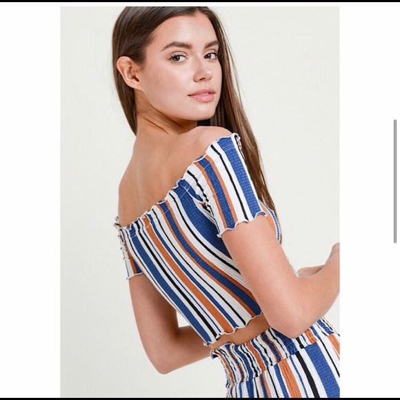 💙Off Shoulder Ruffled Crop Top🧡 - Picture 4 of 6